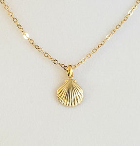 Clam sister necklace